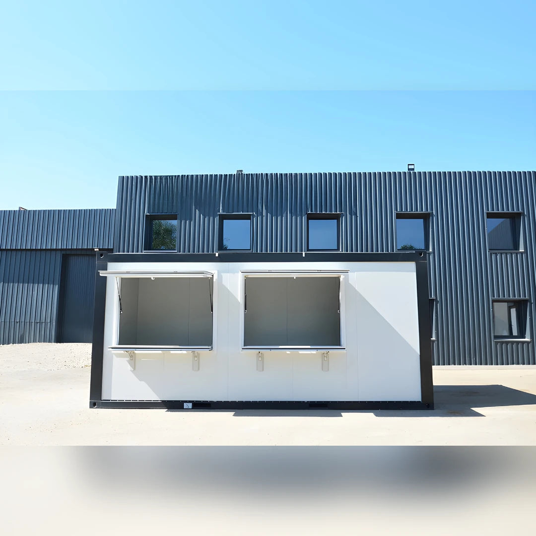 Bungalow modulaire Eurocontex – façade avant entièrement ouverte avec double fenêtre en auvent et comptoirs rabattables