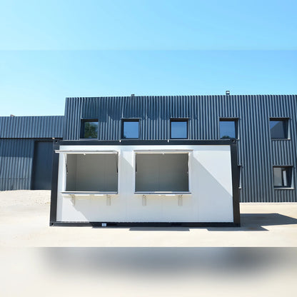 Bungalow modulaire Eurocontex – façade avant entièrement ouverte avec double fenêtre en auvent et comptoirs rabattables