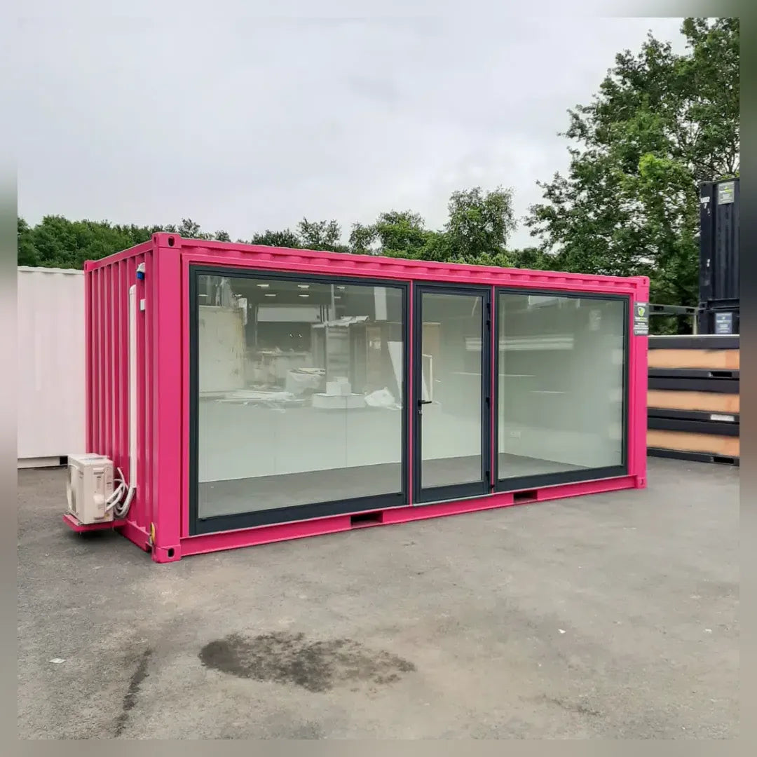 Conteneur aménagé bulle de vente Eurocontex – boutique pop-up rose avec vitrine panoramique