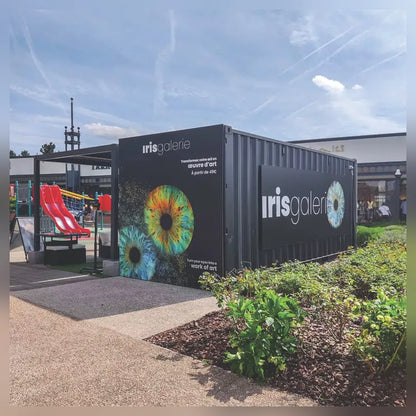 Container bulle de vente aménagé Eurocontex – kiosque commercial noir avec pergola et terrasse